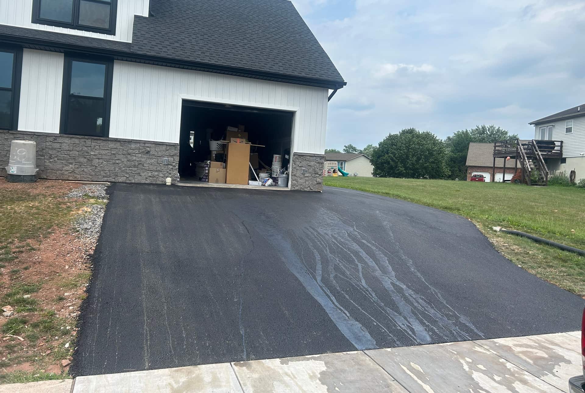 Sealcoating applied to an Arkansas asphalt driveway